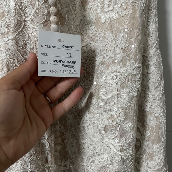 New Wedding Dress - Picture 4 of 7